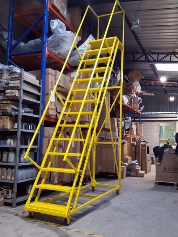 Escalera de mantenimiento para almacén