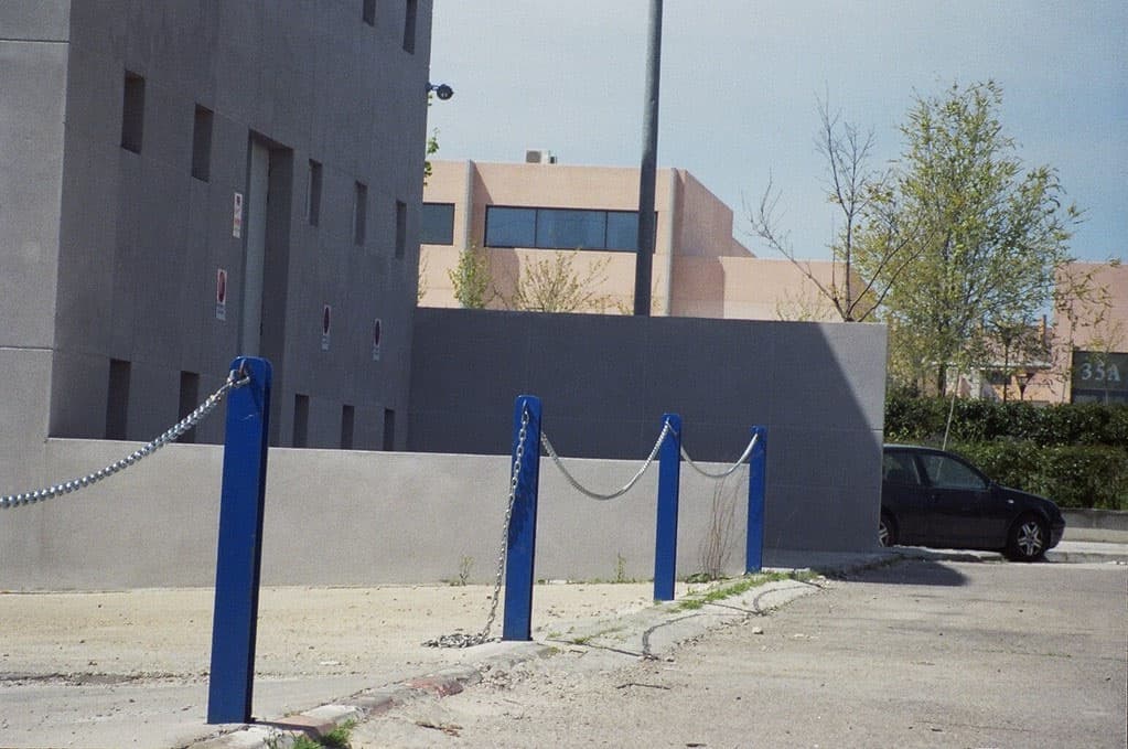 Cerramiento de parcela montado sobre muro