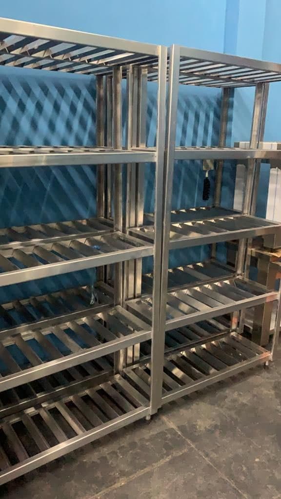 Estanterías de inox 304, en bruto antes del acabado