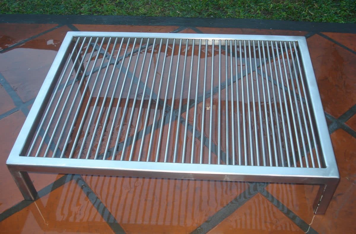 Parrilla de inox en redondo macizo de 8 mm y tubo de 20 × 20 mm