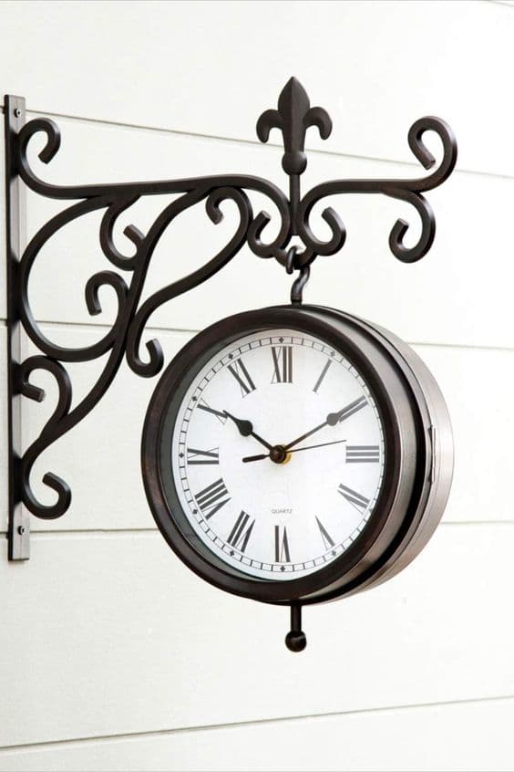 Reloj de estación con soporte de hierro forjado