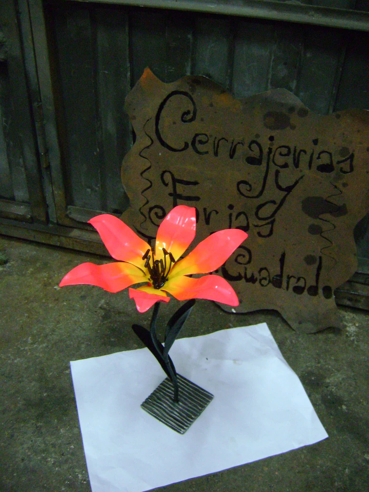 Flor en hierro forjado, hecha pétalo a pétalo en la fragua