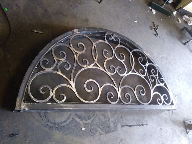 Arco en medio punto con adornos de forja