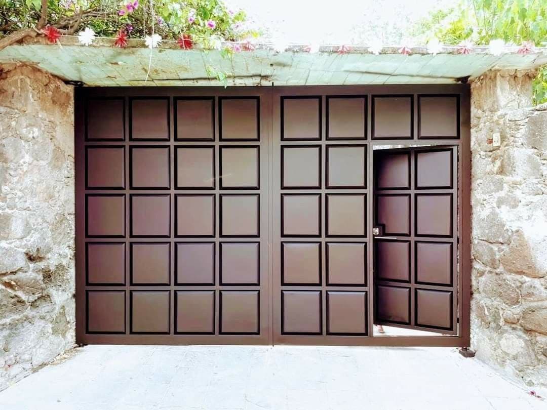 Portón de cuarterones con peatonal, ya colgado