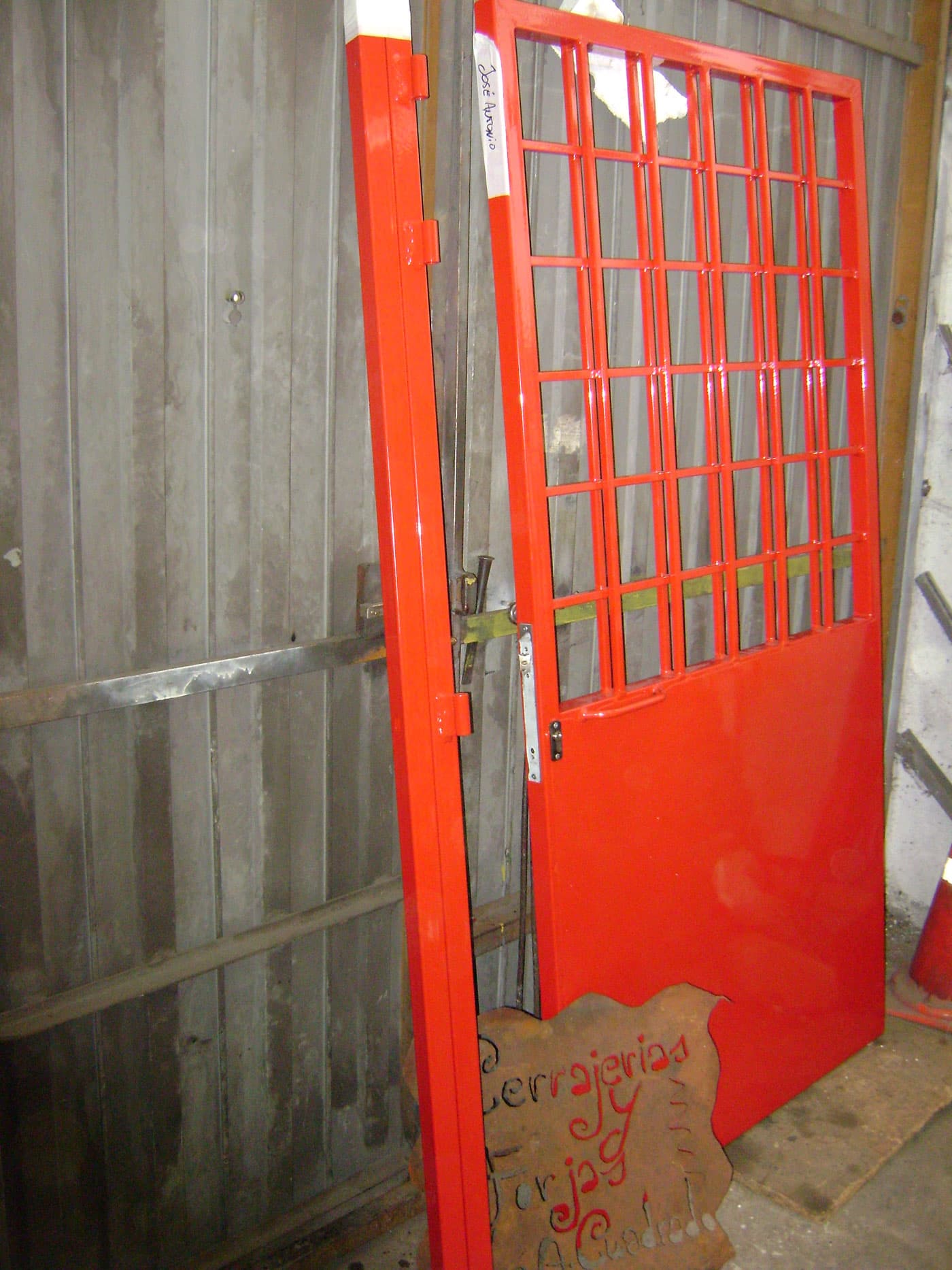 Puerta peatonal de doble enrejado, lacada al horno en RAL 3001