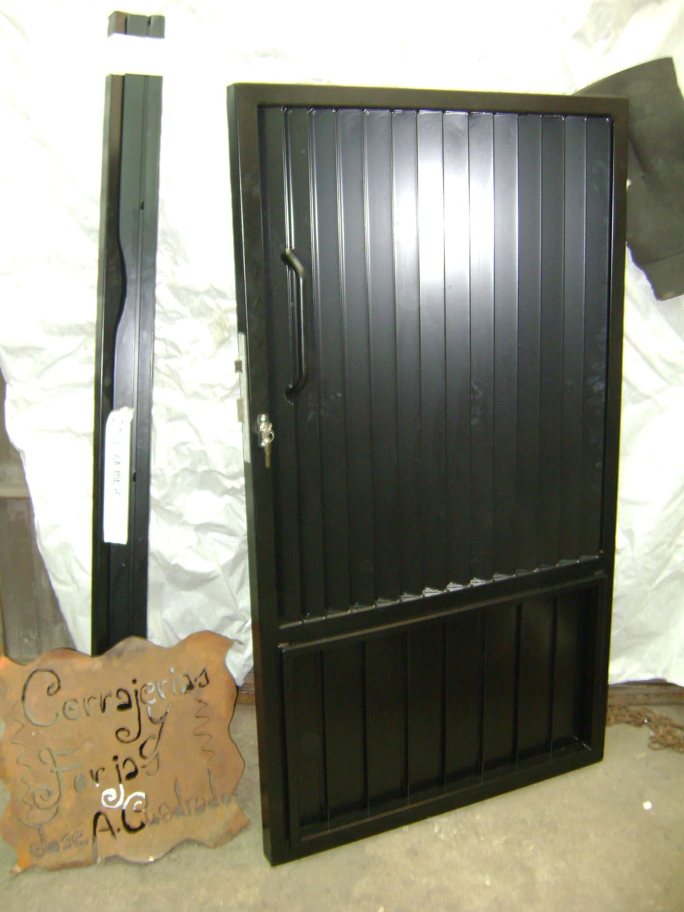 Puerta peatonal en lamas, lacada al horno en RAL 9005