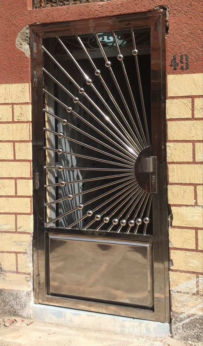 Modelo de puerta peatonal, en inoxidable o en hierro lacado