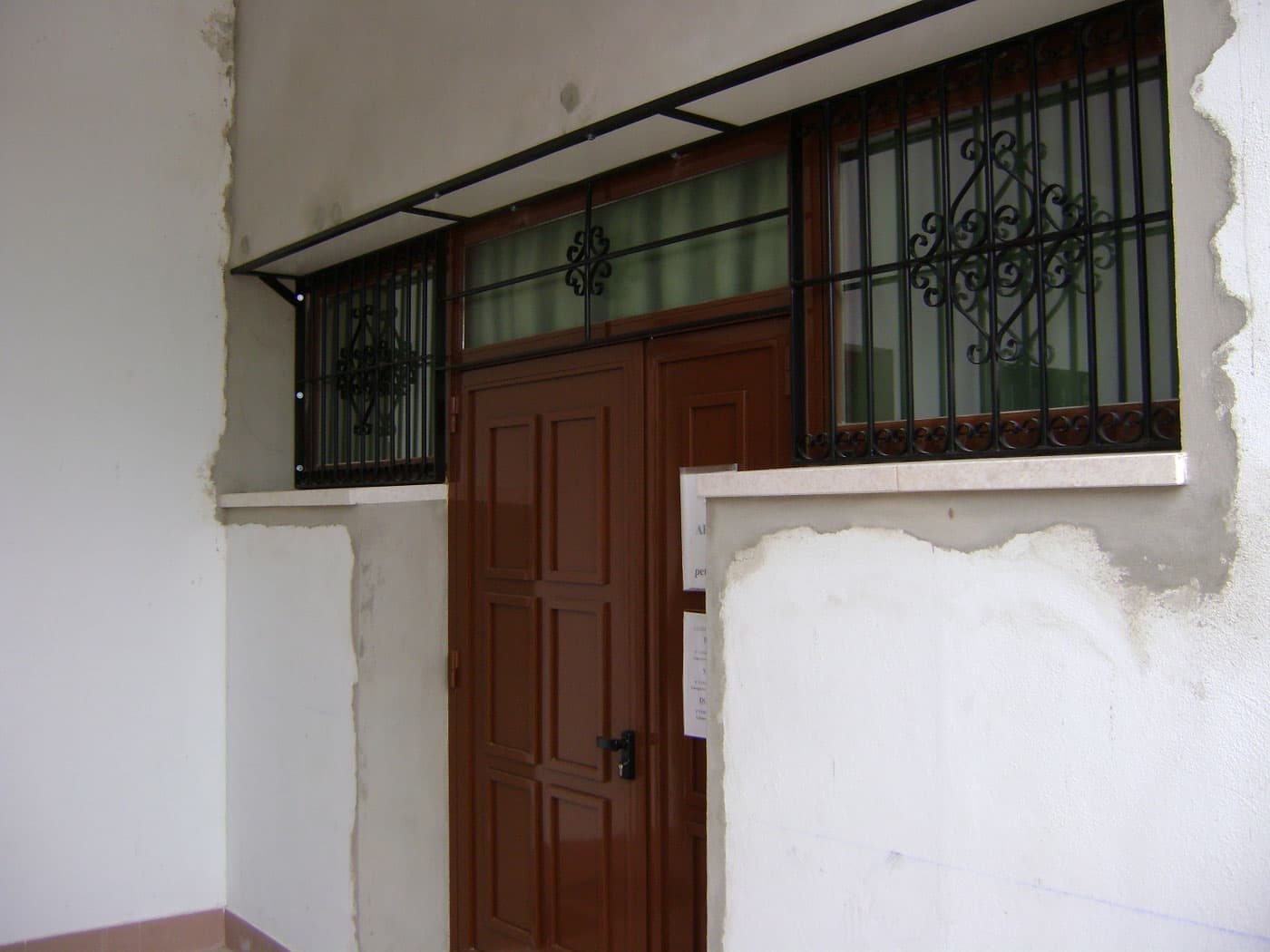 El juego de rejas, ya recibido en los huecos de la vivienda