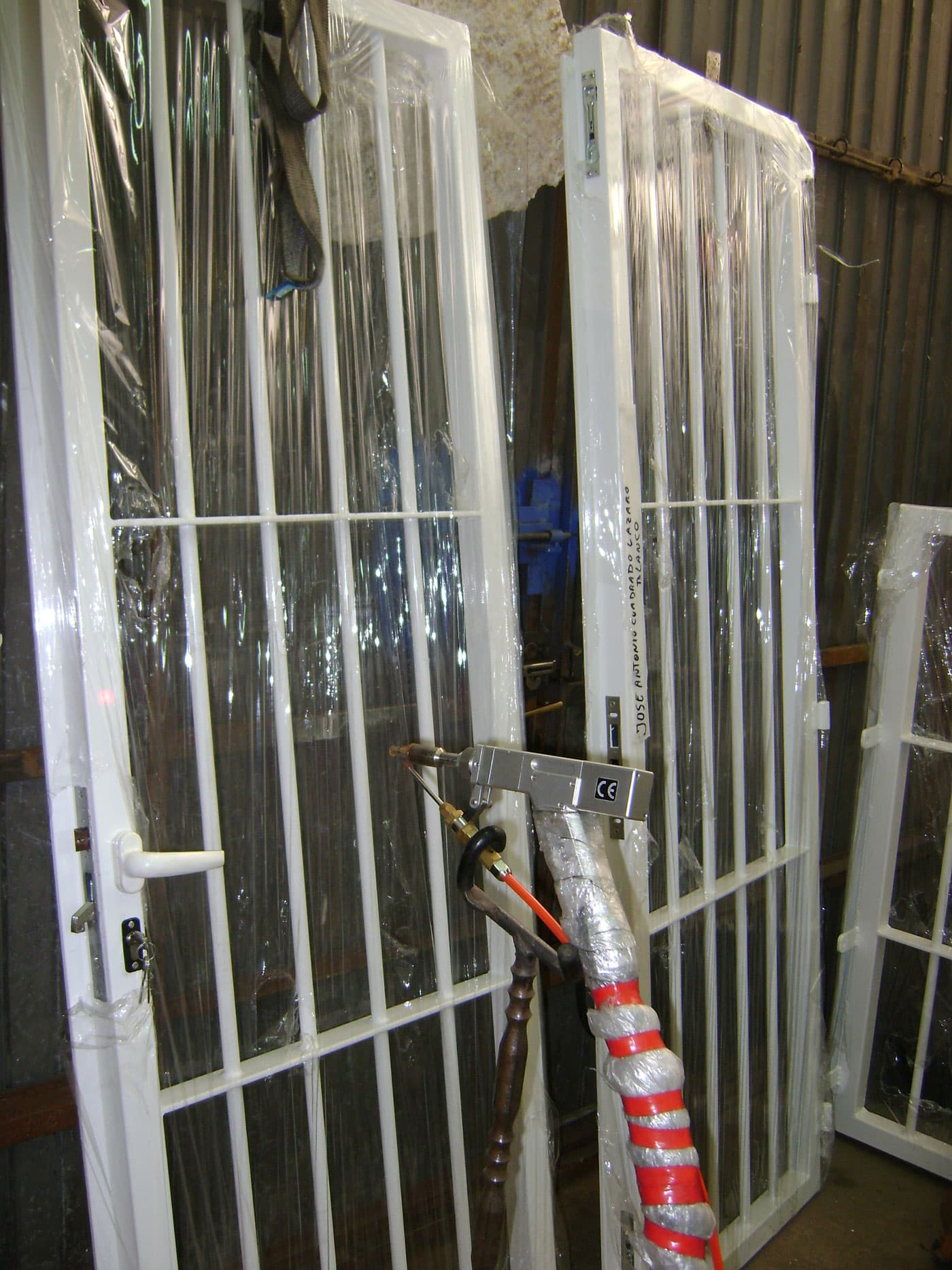 Rejas fabricadas con tecnología láser de fibra, lacadas en RAL 9016 y plegadas a tres caras a 135°