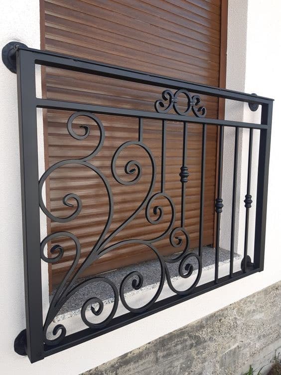 Balconeras de forja lacadas en RAL 9005 y 9010